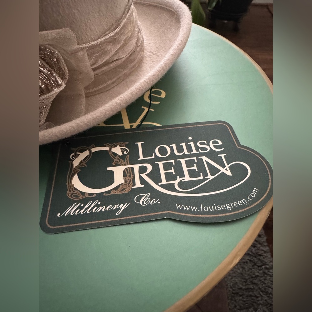 EUC Louise Green crean elegant hat with hat box. - Picture 15 of 16